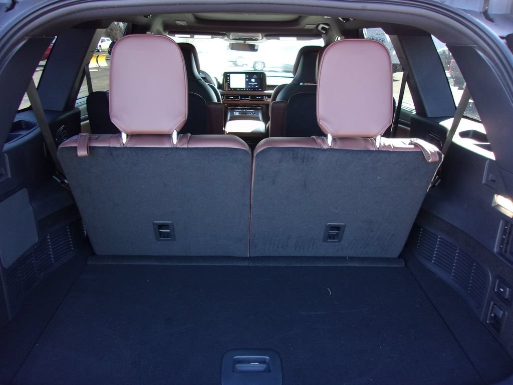 Used 2025 Lincoln Aviator Reserve w/ Equipment Group 201A AWD/4WD image 12