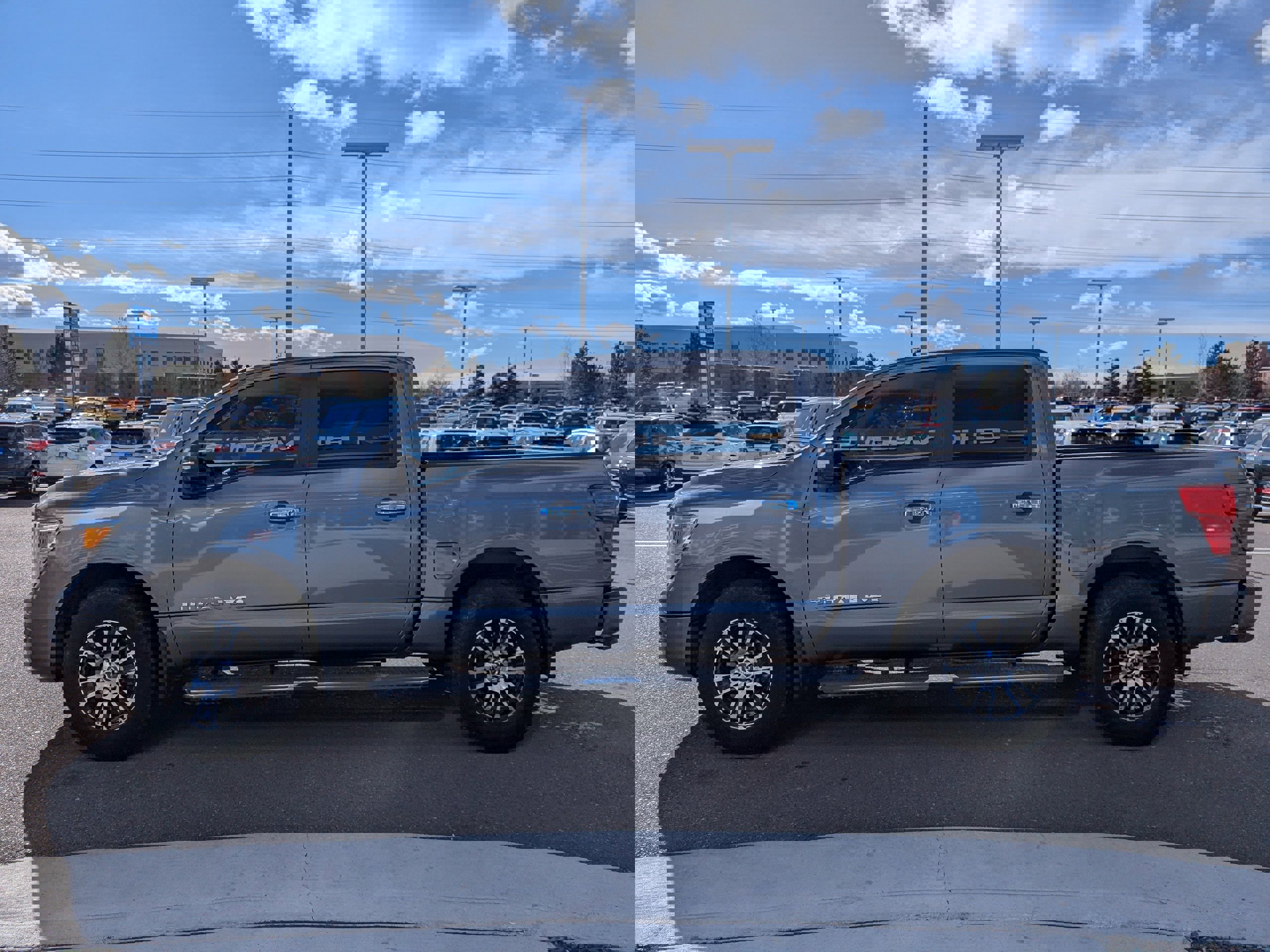 Used 2020 Nissan Titan SV w/ SV Convenience Package image 9