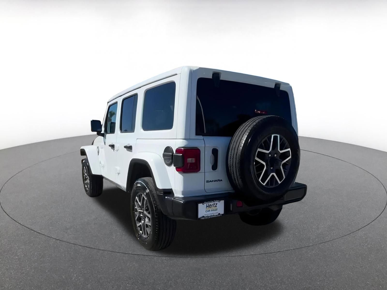 Used 2025 Jeep Wrangler Sahara image 14