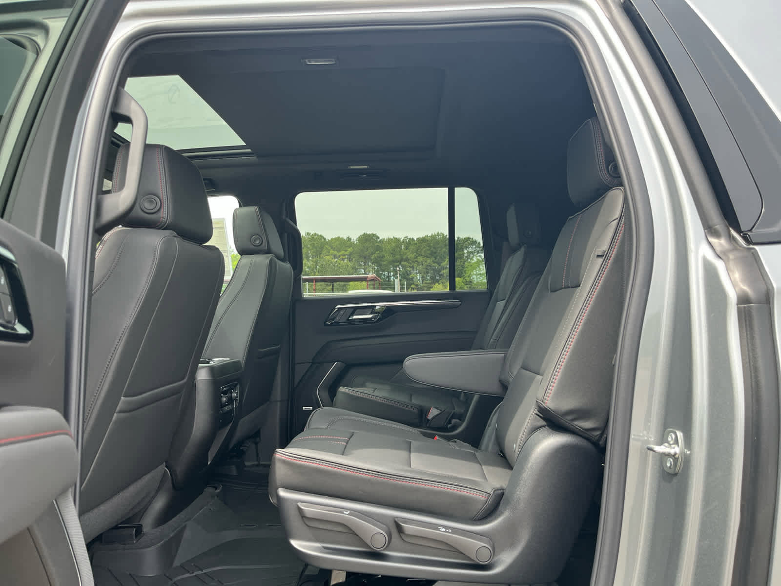 New 2026 Chevrolet Suburban RST image 26