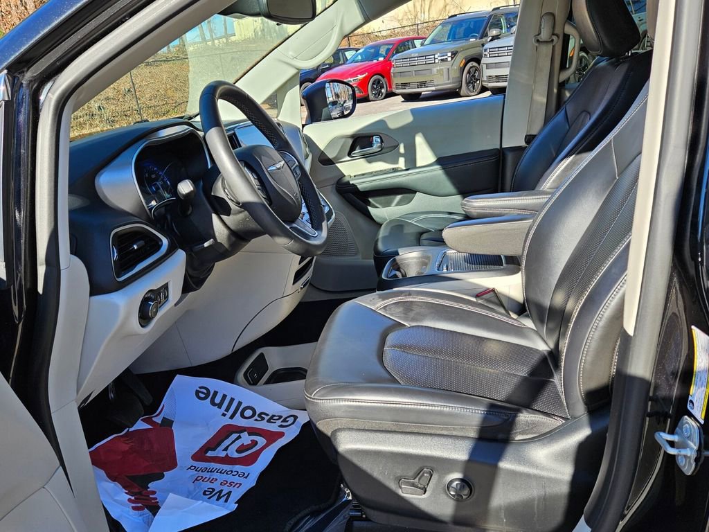 Used 2023 Chrysler Pacifica Touring-L image 5