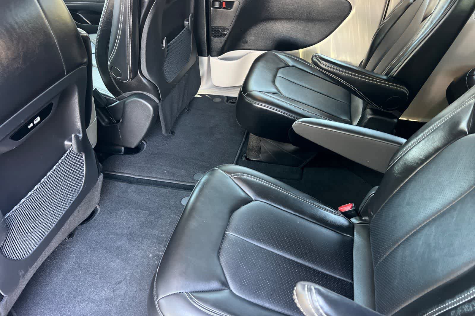 Used 2024 Chrysler Pacifica Touring-L FWD image 5