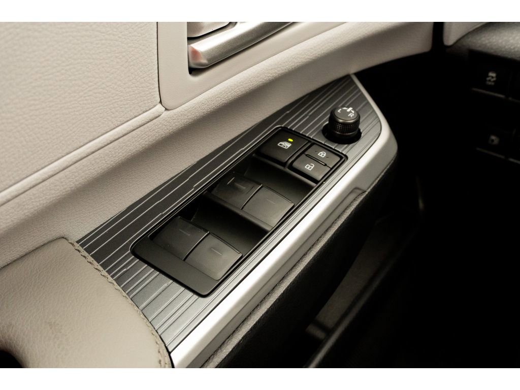 New 2026 Toyota Sienna XLE image 28