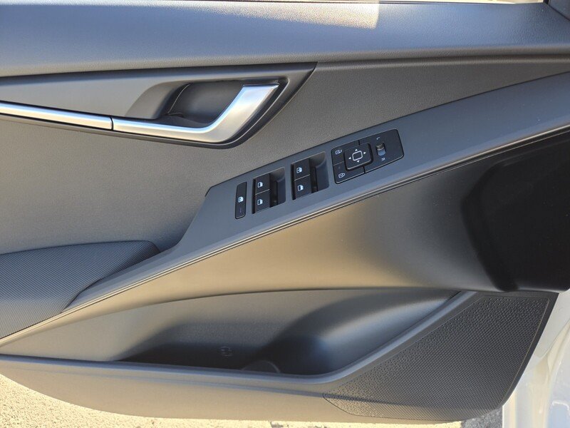 New 2026 Kia Niro LX FWD image 9
