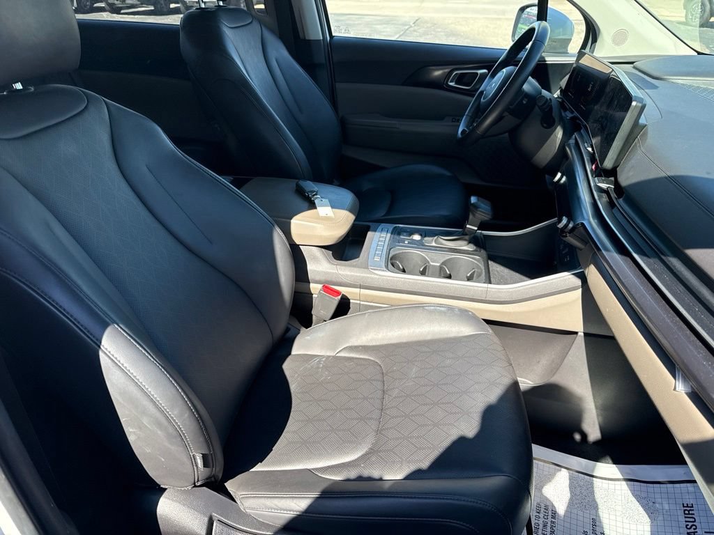Used 2025 Kia Carnival FWD image 35
