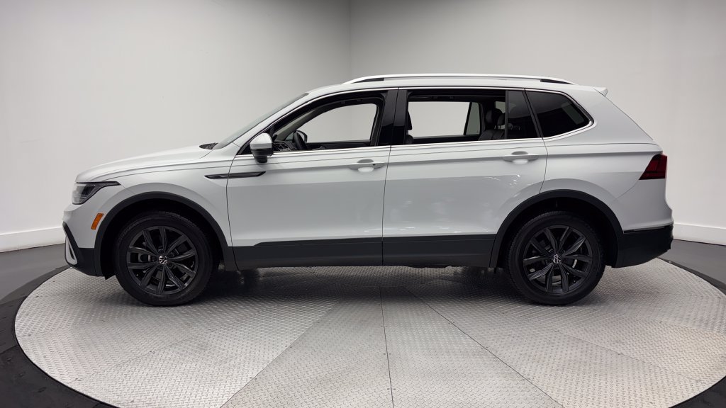 Used 2024 Volkswagen Tiguan SE w/ Panoramic Sunroof Package AWD/4WD image 4
