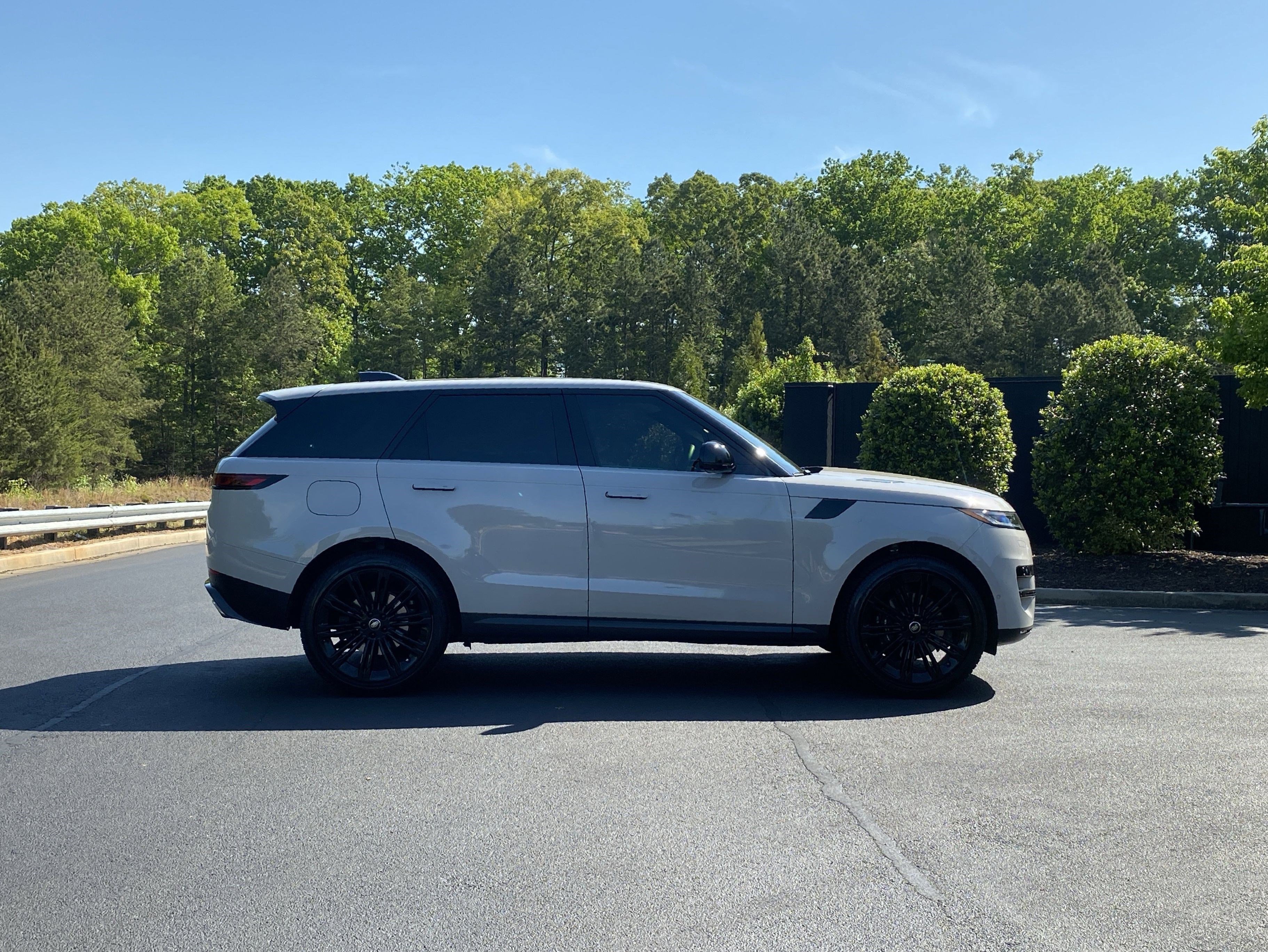Used 2024 Land Rover Range Rover Sport SE AWD/4WD image 5