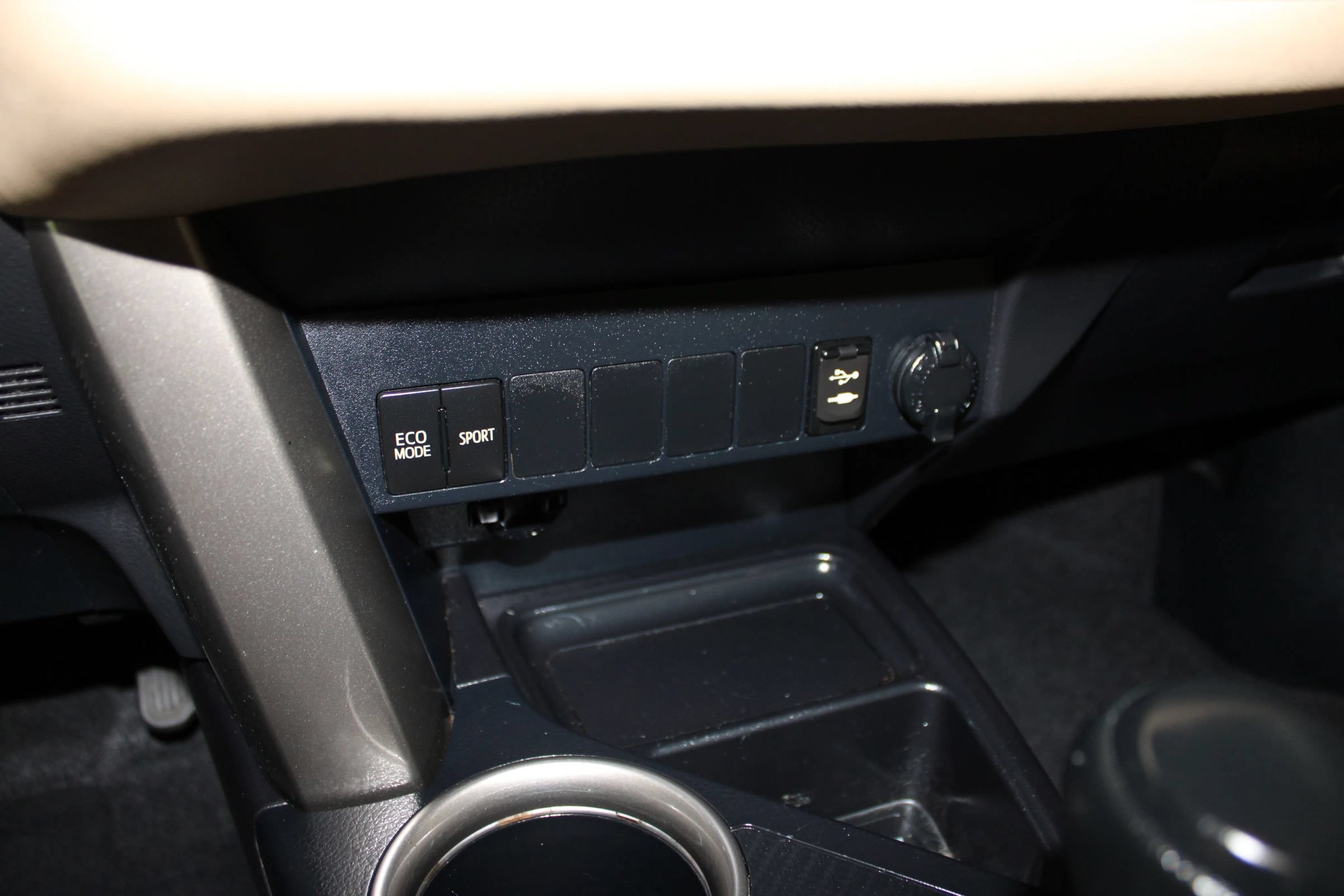 Used 2015 Toyota RAV4 XLE FWD image 15