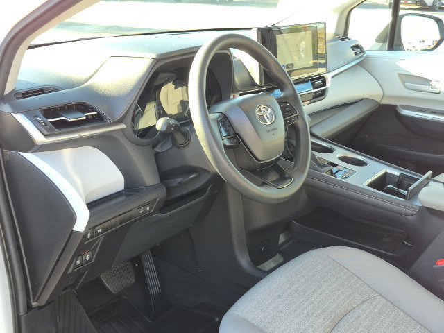 Used 2026 Toyota Sienna LE FWD image 10