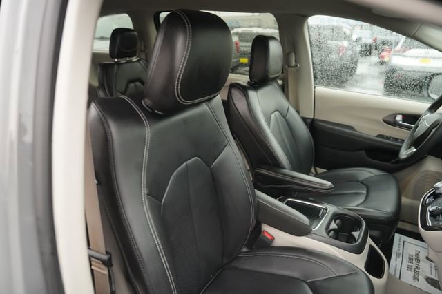 Used 2023 Chrysler Pacifica Touring-L FWD image 21
