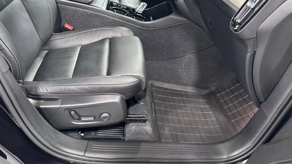 Certified 2023 Volvo XC40 B5 Plus w/ Protection Package Premier image 17