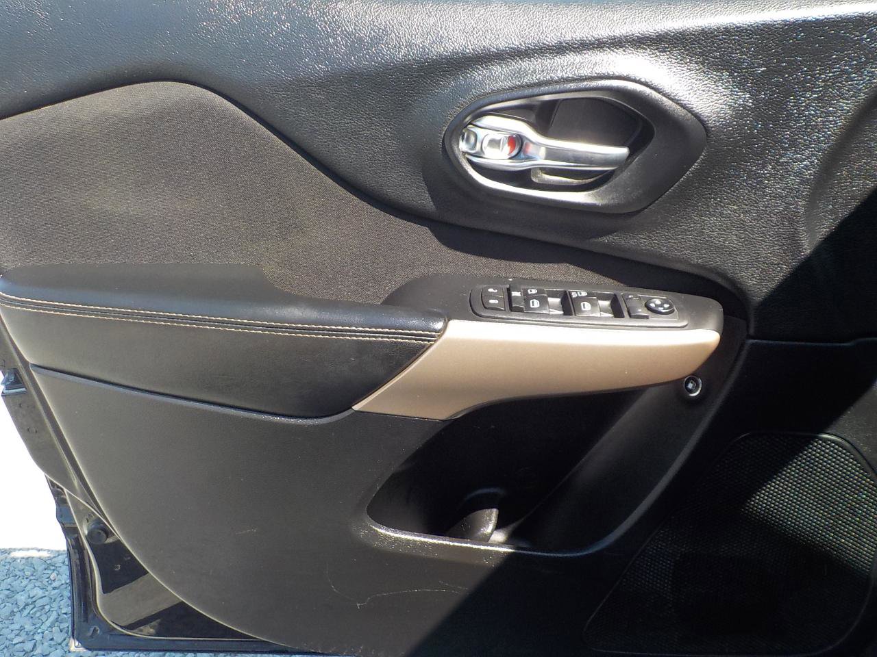 Used 2017 Jeep Cherokee Sport FWD image 10