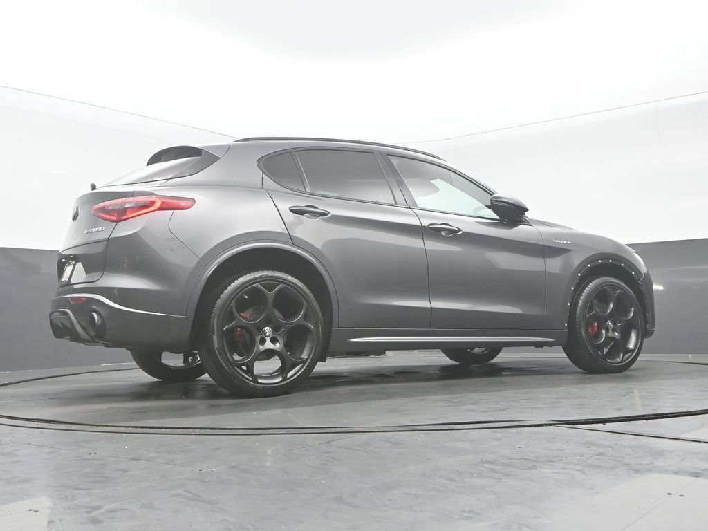 Used 2022 Alfa Romeo Stelvio Veloce AWD/4WD image 32