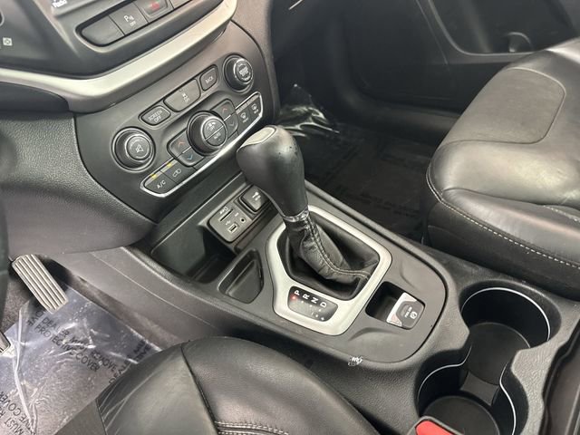 Used 2018 Jeep Cherokee Latitude Plus w/ Comfort/Convenience Group FWD image 17