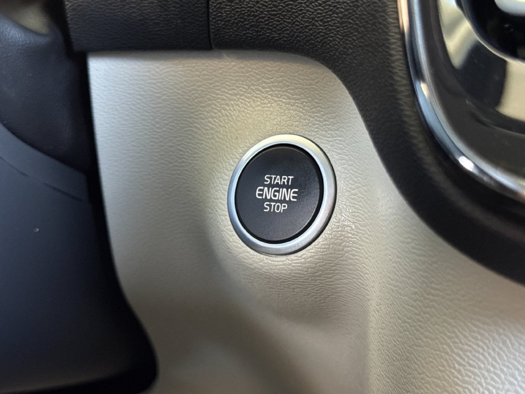 Certified 2026 Volvo XC40 B5 Plus AWD/4WD image 22
