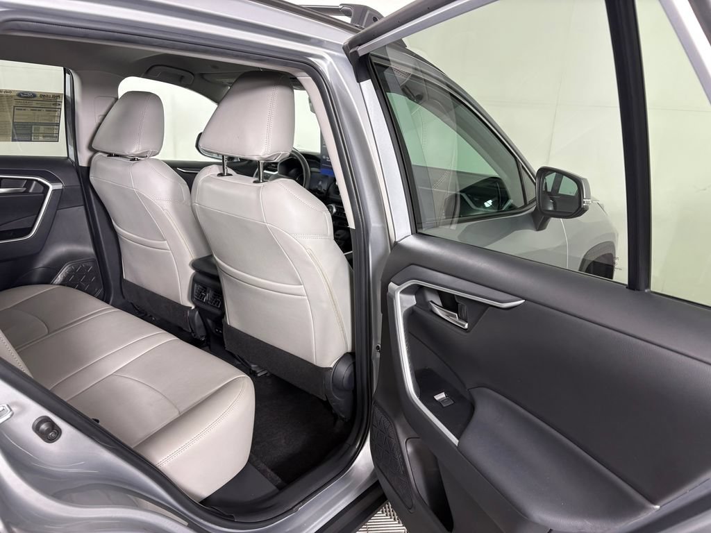 Used 2025 Toyota RAV4 XLE AWD/4WD image 31