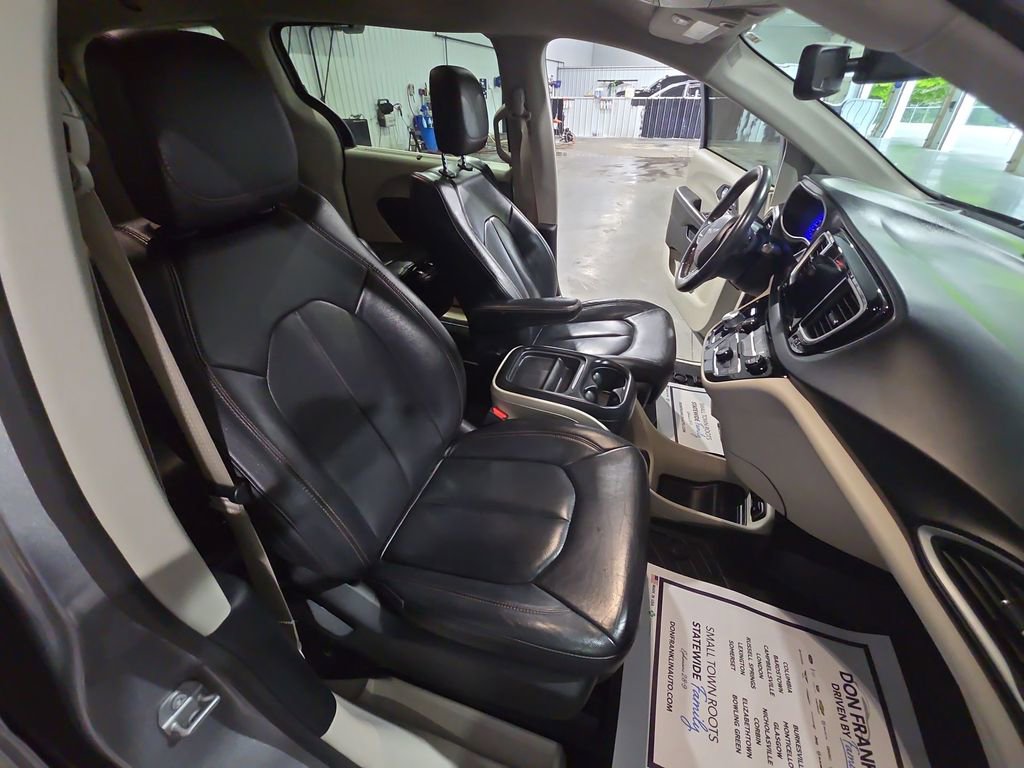 Used 2020 Chrysler Pacifica Touring-L FWD image 29