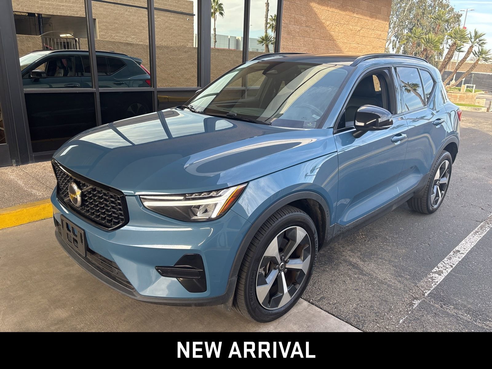 Used 2024 Volvo XC40 B5 Core image 2