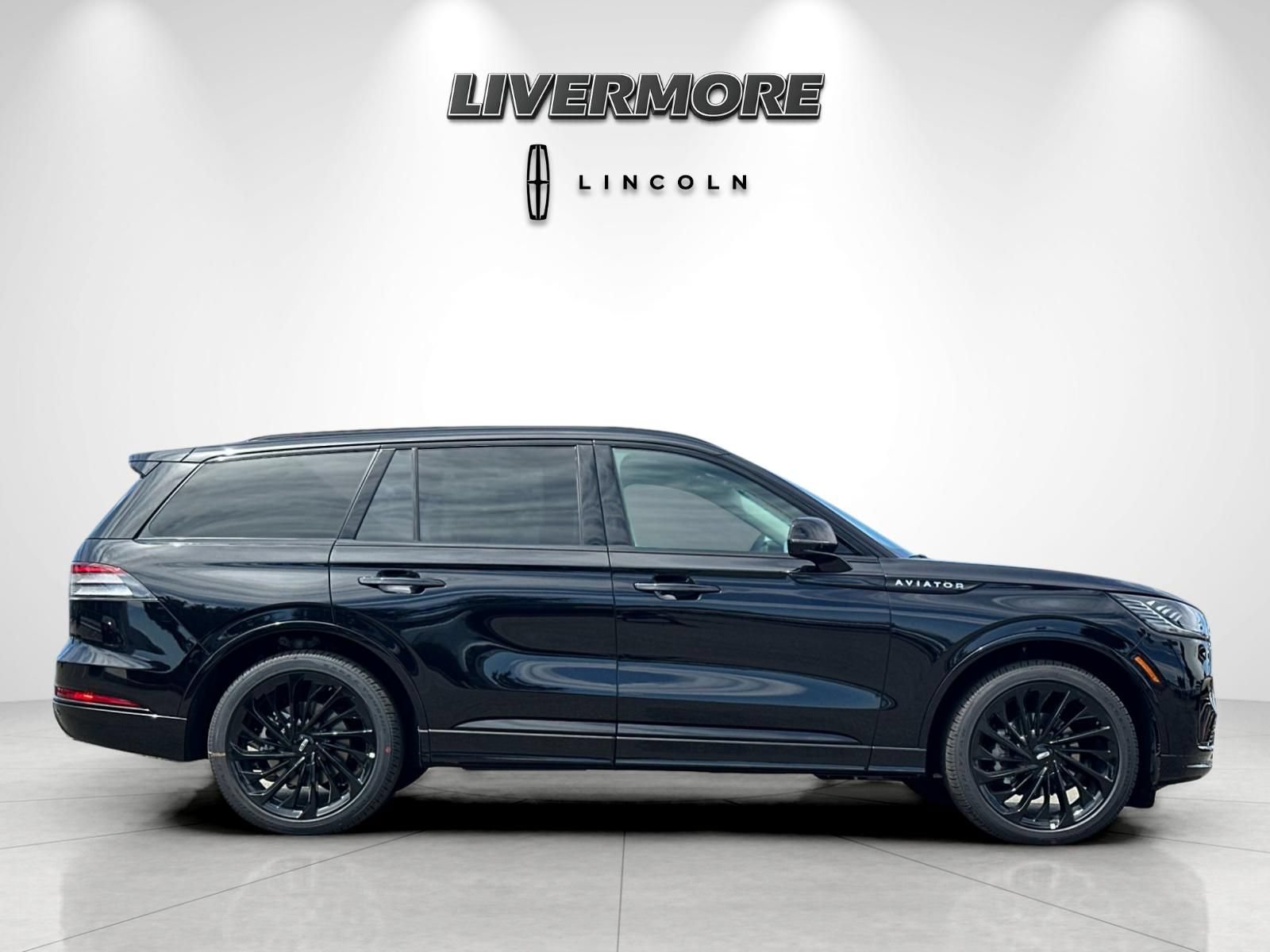 New 2026 Lincoln Aviator Reserve w/ Jet Appearance Package RWD image 2