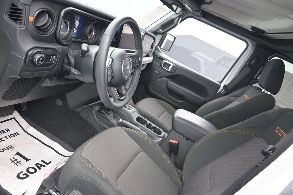 Used 2025 Jeep Gladiator Mojave w/ Convenience Group AWD/4WD image 17