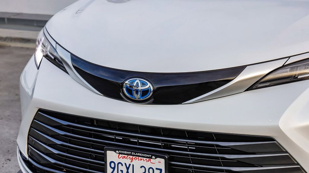 Used 2023 Toyota Sienna Limited image 5
