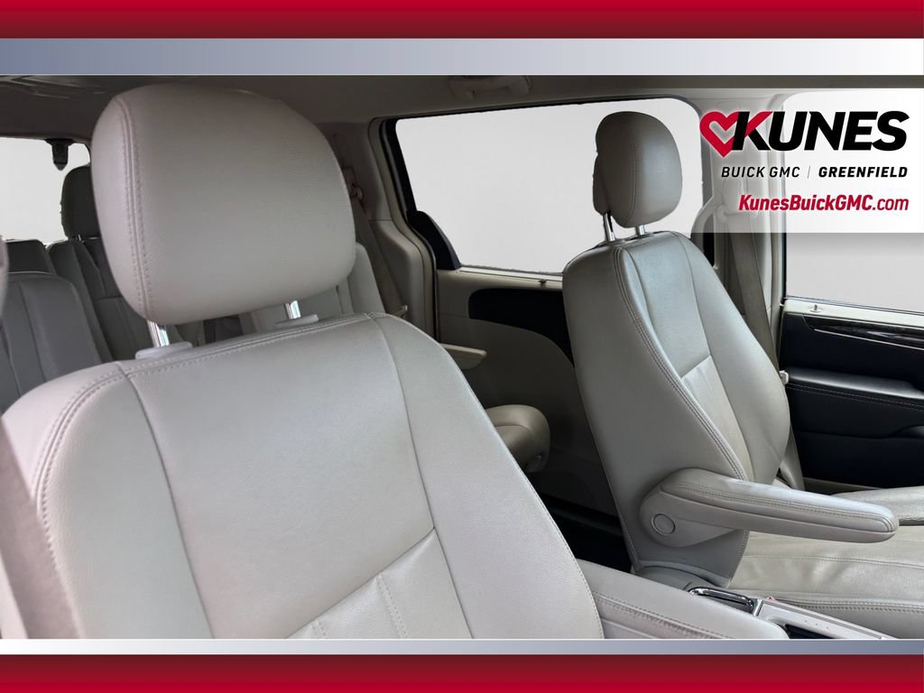 Used 2014 Chrysler Town & Country Touring FWD image 34