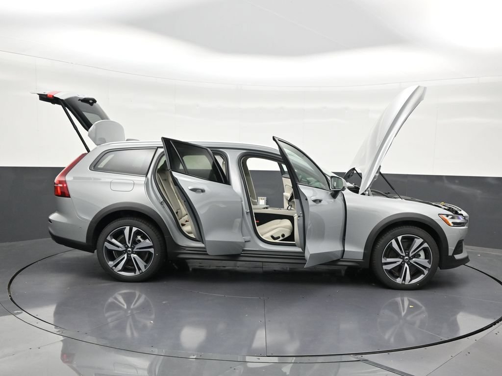 New 2026 Volvo V60 B5 Cross Country Plus w/ Protection Package Premier AWD/4WD image 31