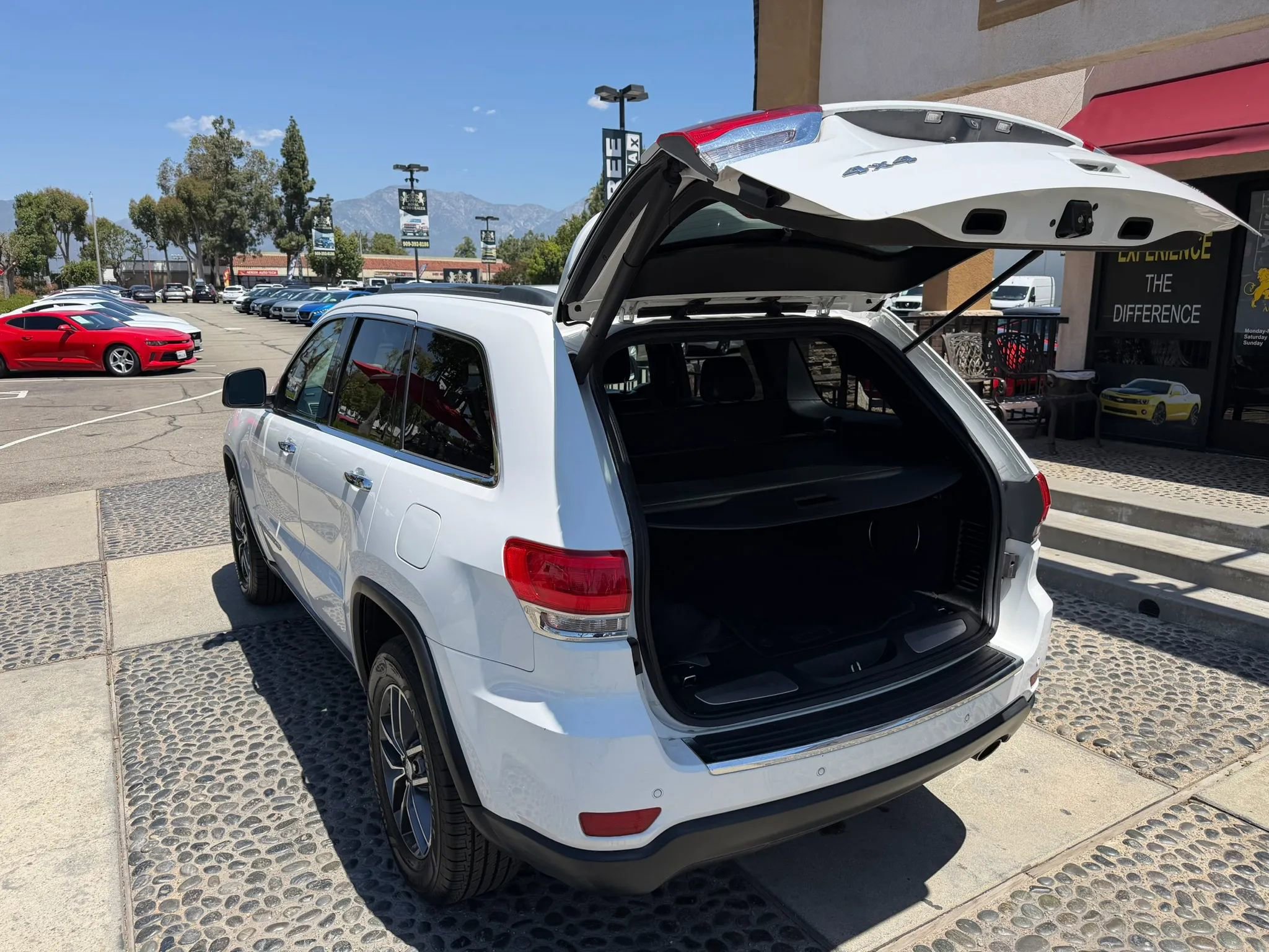 Used 2017 Jeep Grand Cherokee Limited w/ Luxury Group II AWD/4WD image 12