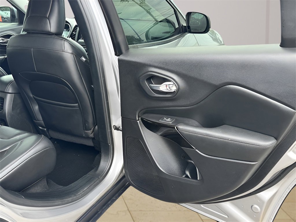 Used 2021 Jeep Cherokee Latitude Plus image 29