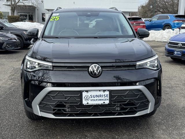 Used 2025 Volkswagen Taos SE w/ Panoramic Sunroof Package AWD/4WD image 2