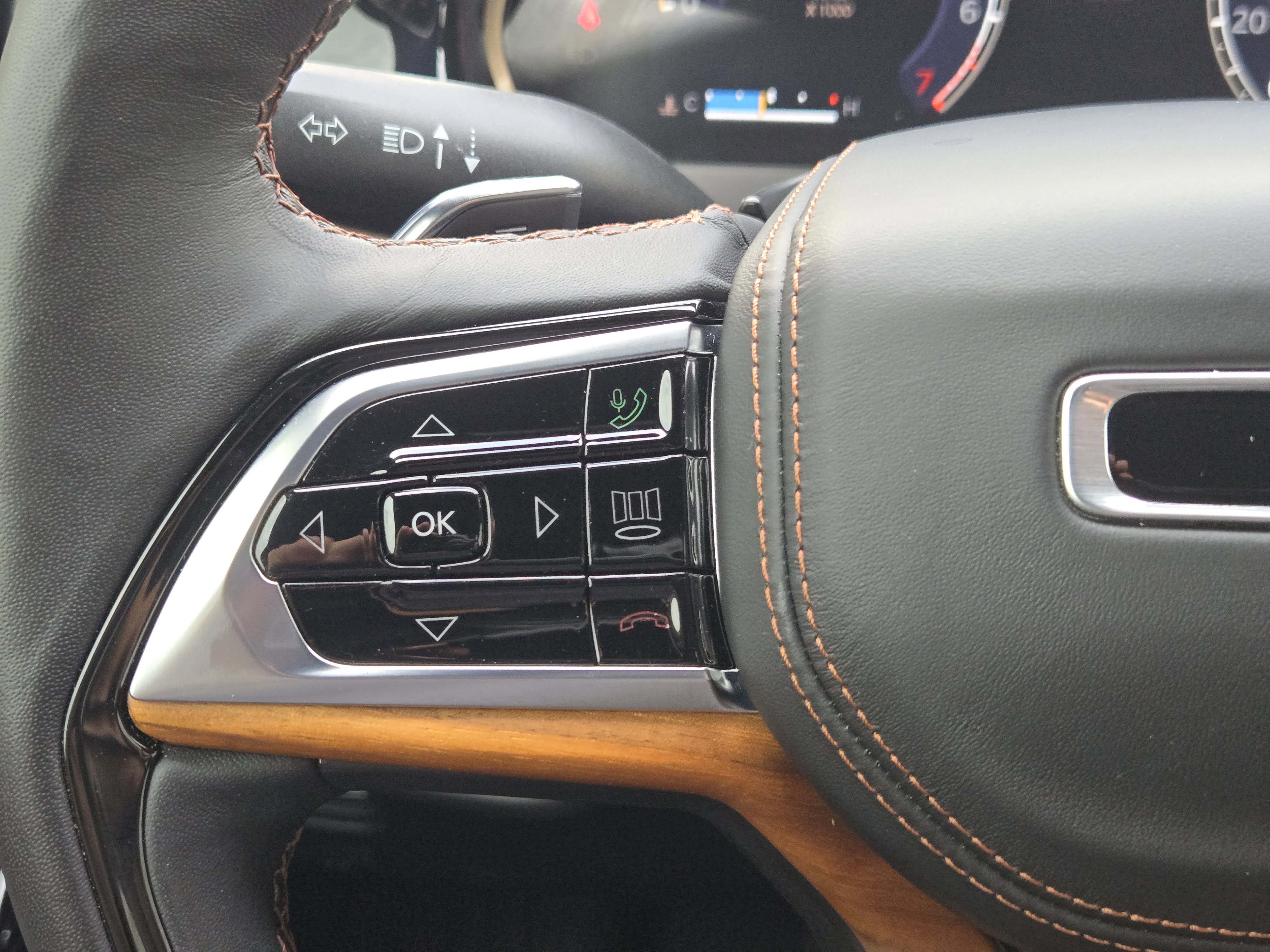Used 2024 Jeep Grand Cherokee Summit AWD/4WD image 32