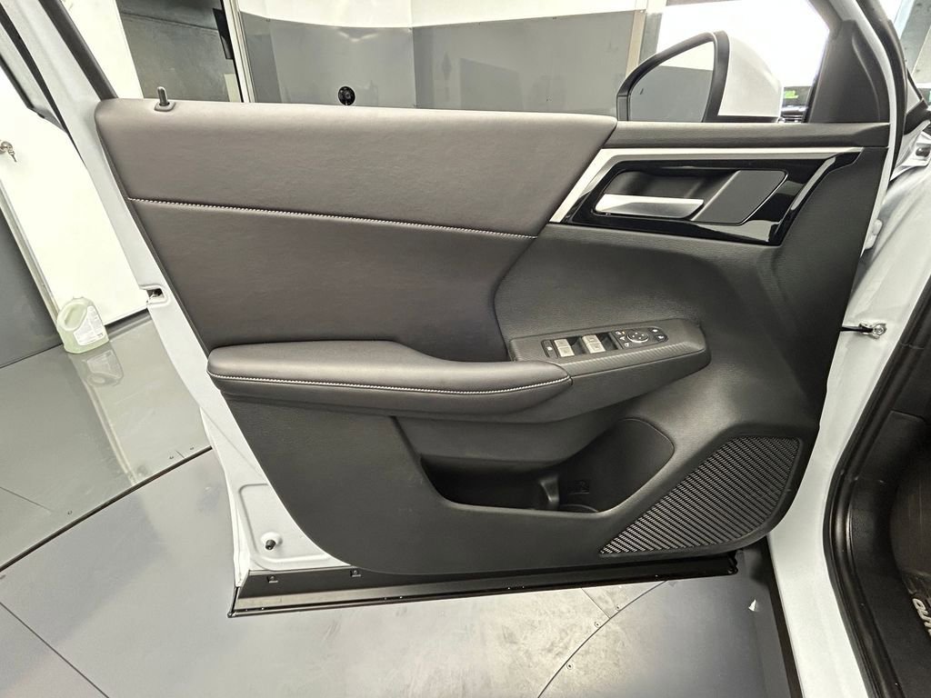 New 2025 Mitsubishi Outlander SE image 11