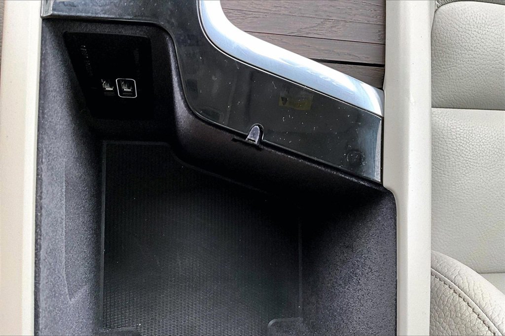 Used 2021 Volvo V90 T6 Cross Country image 15