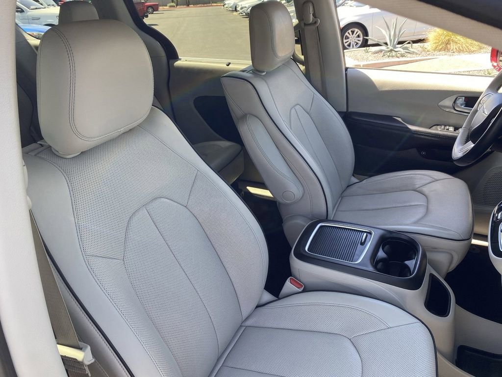 Used 2020 Chrysler Pacifica Limited w/ Advanced Safetytec Group FWD image 9