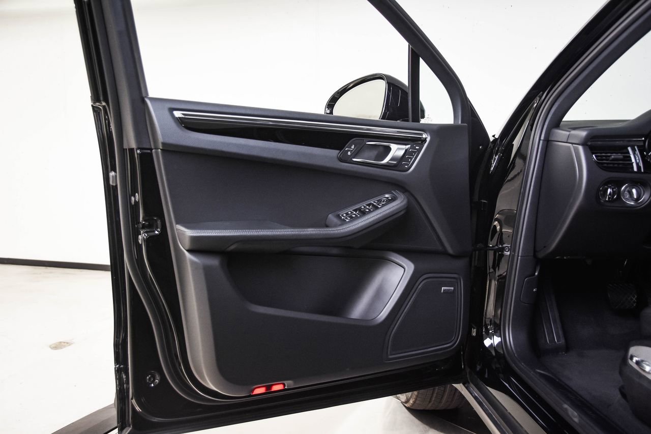 Certified 2026 Porsche Macan image 23