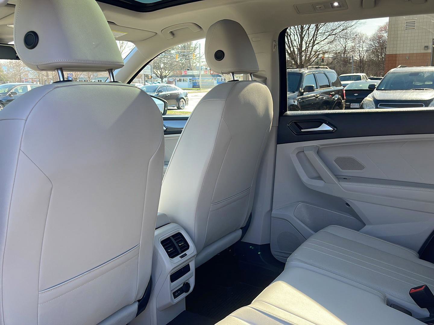 Used 2023 Volkswagen Tiguan SE w/ Panoramic Sunroof Package image 16