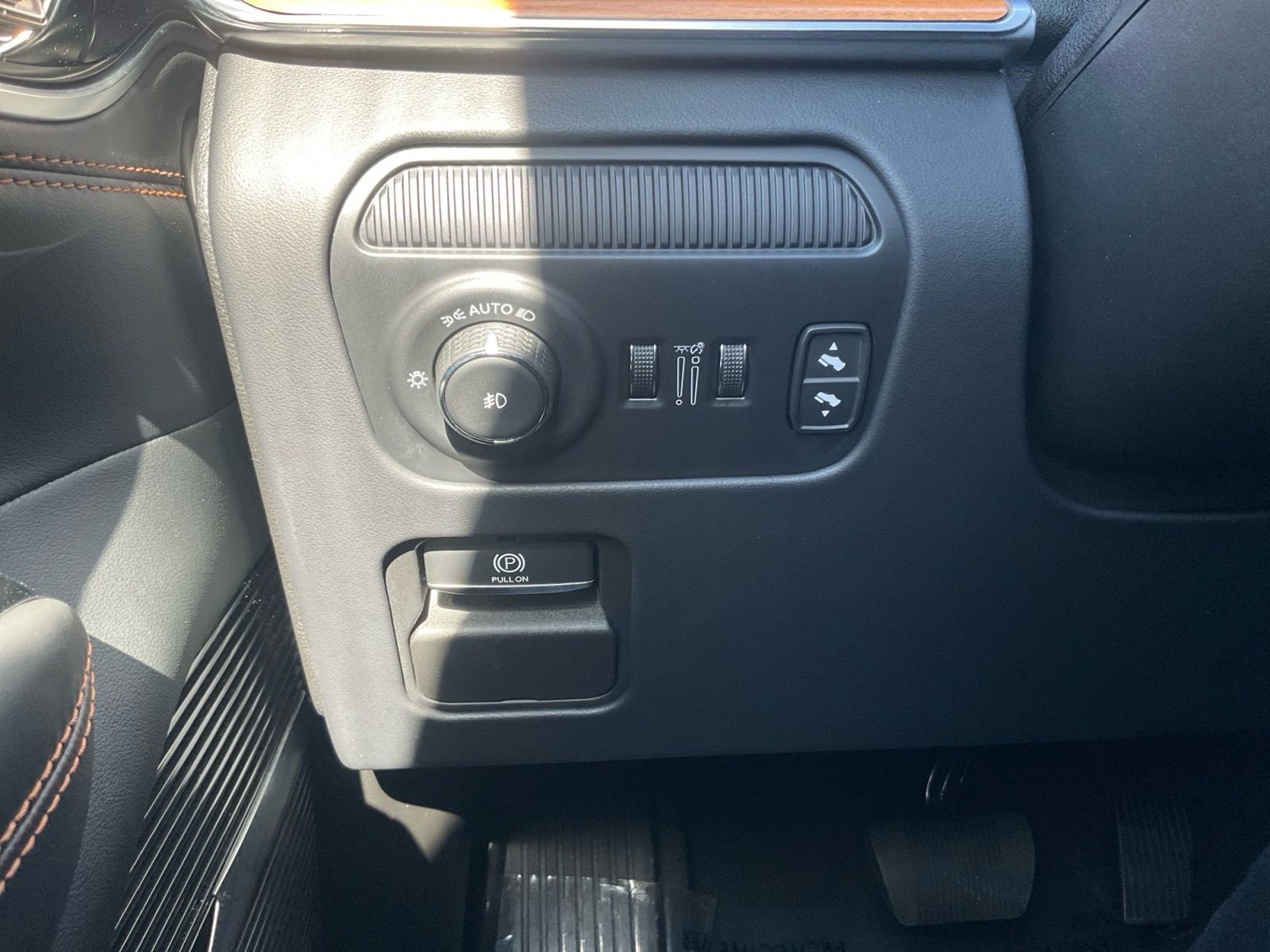 Used 2025 Jeep Grand Wagoneer L Series III AWD/4WD image 25