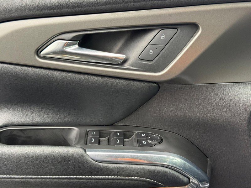 Used 2025 Chevrolet Traverse LT image 22