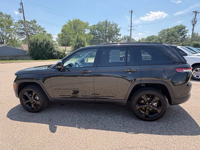 Used 2023 Jeep Grand Cherokee Limited w/ Black Appearance Package AWD/4WD image 2