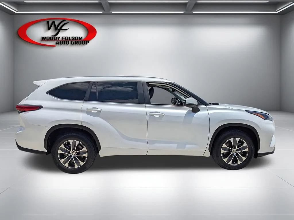 Used 2023 Toyota Highlander XLE FWD image 2