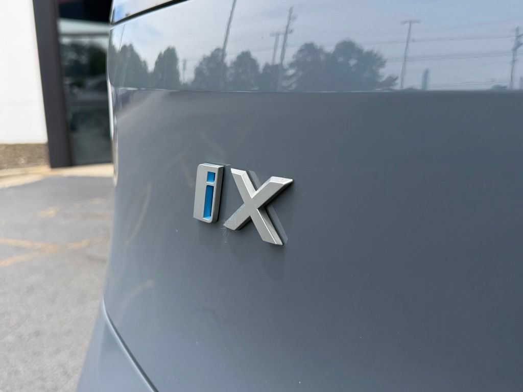 Used 2023 BMW iX xDrive50 w/ Sport Package AWD/4WD image 12