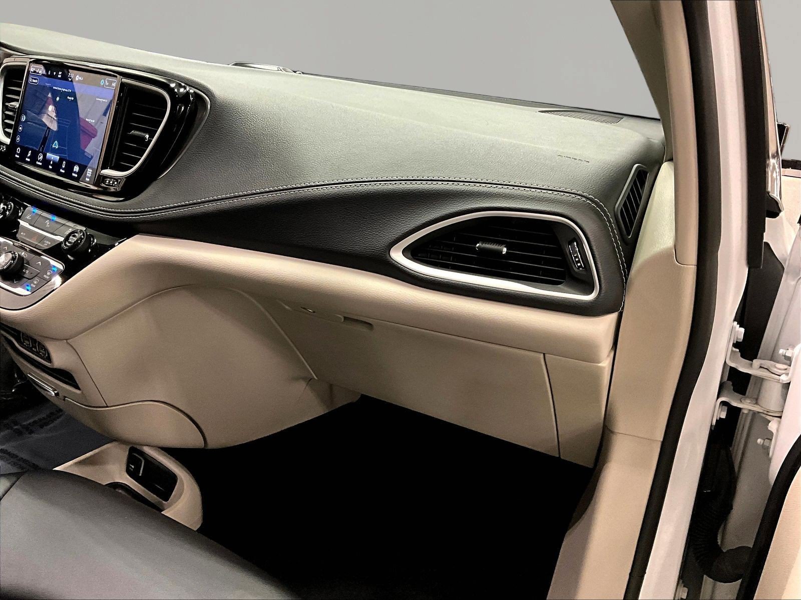 Used 2024 Chrysler Pacifica Limited FWD image 27