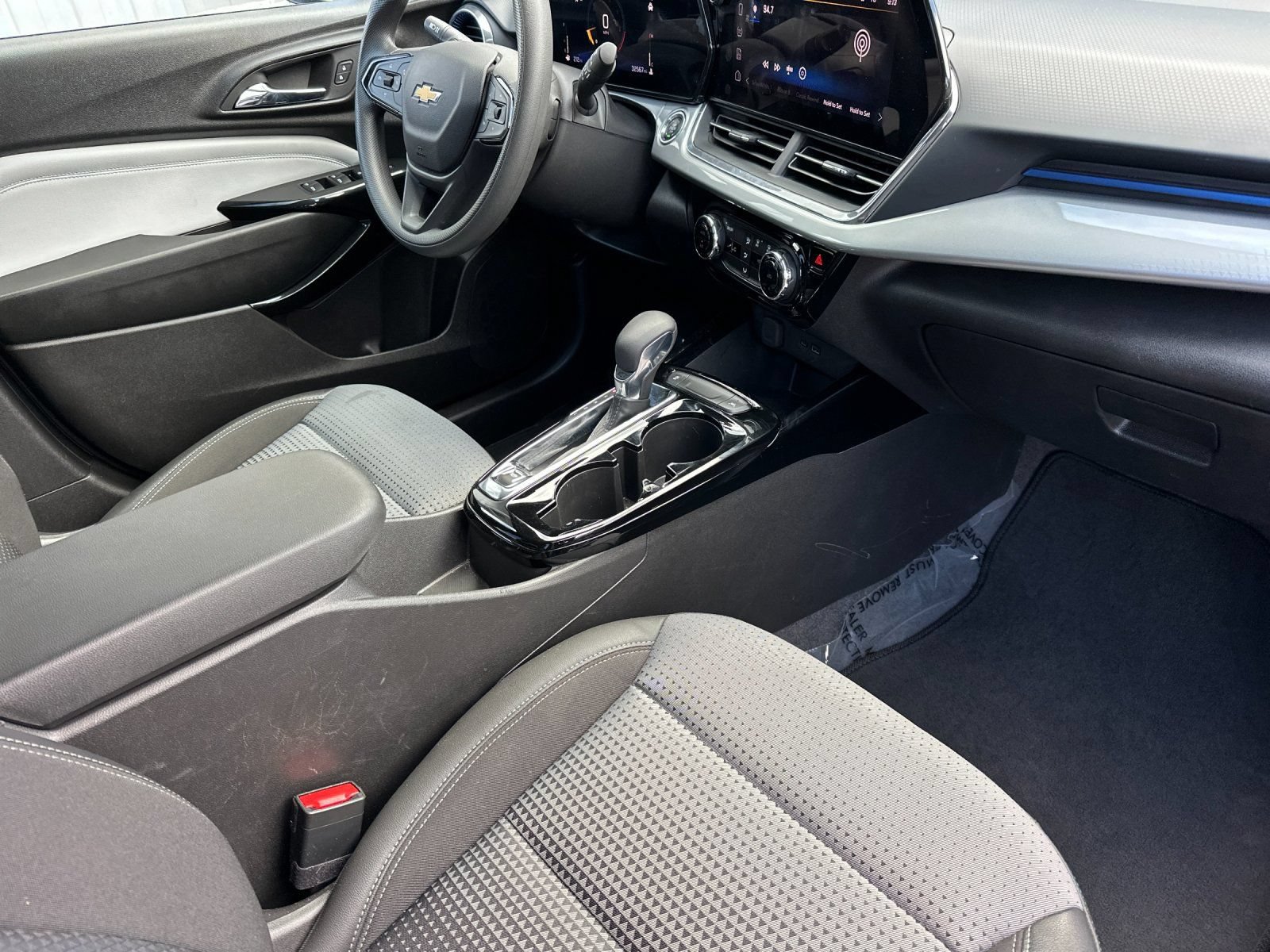Used 2025 Chevrolet Trax LT FWD image 15