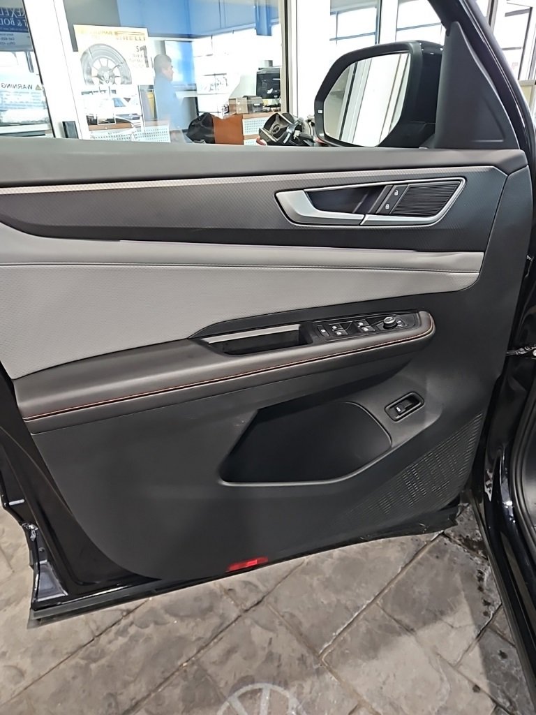 Used 2025 Volkswagen Atlas Peak Edition SE image 29