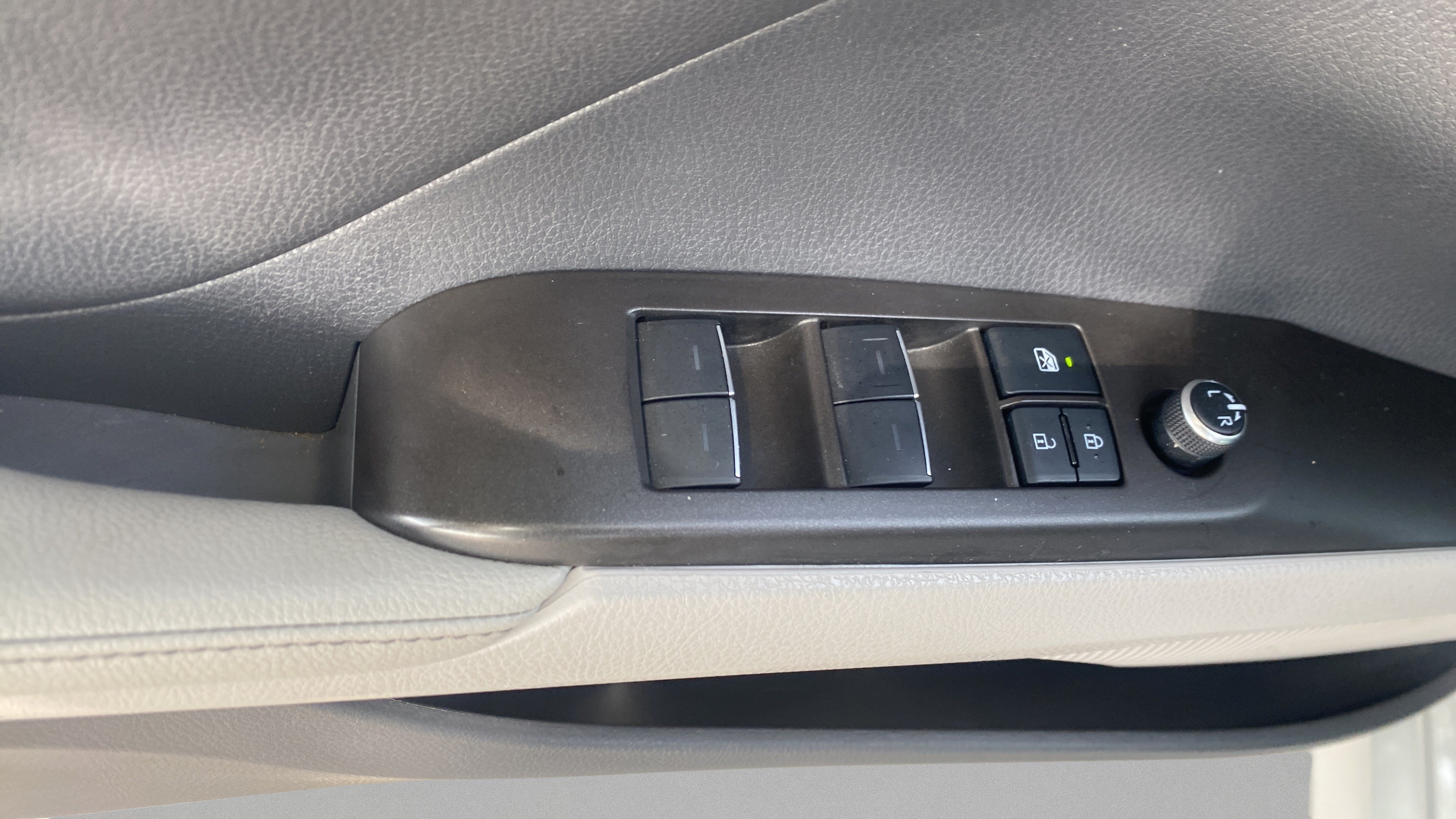 Used 2021 Toyota Camry XLE w/ Cold Weather Package FWD image 11