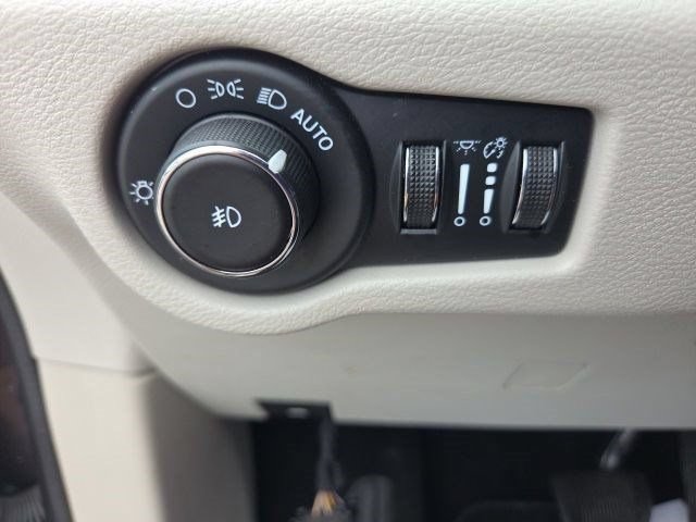 Used 2023 Chrysler Pacifica Touring-L FWD image 20