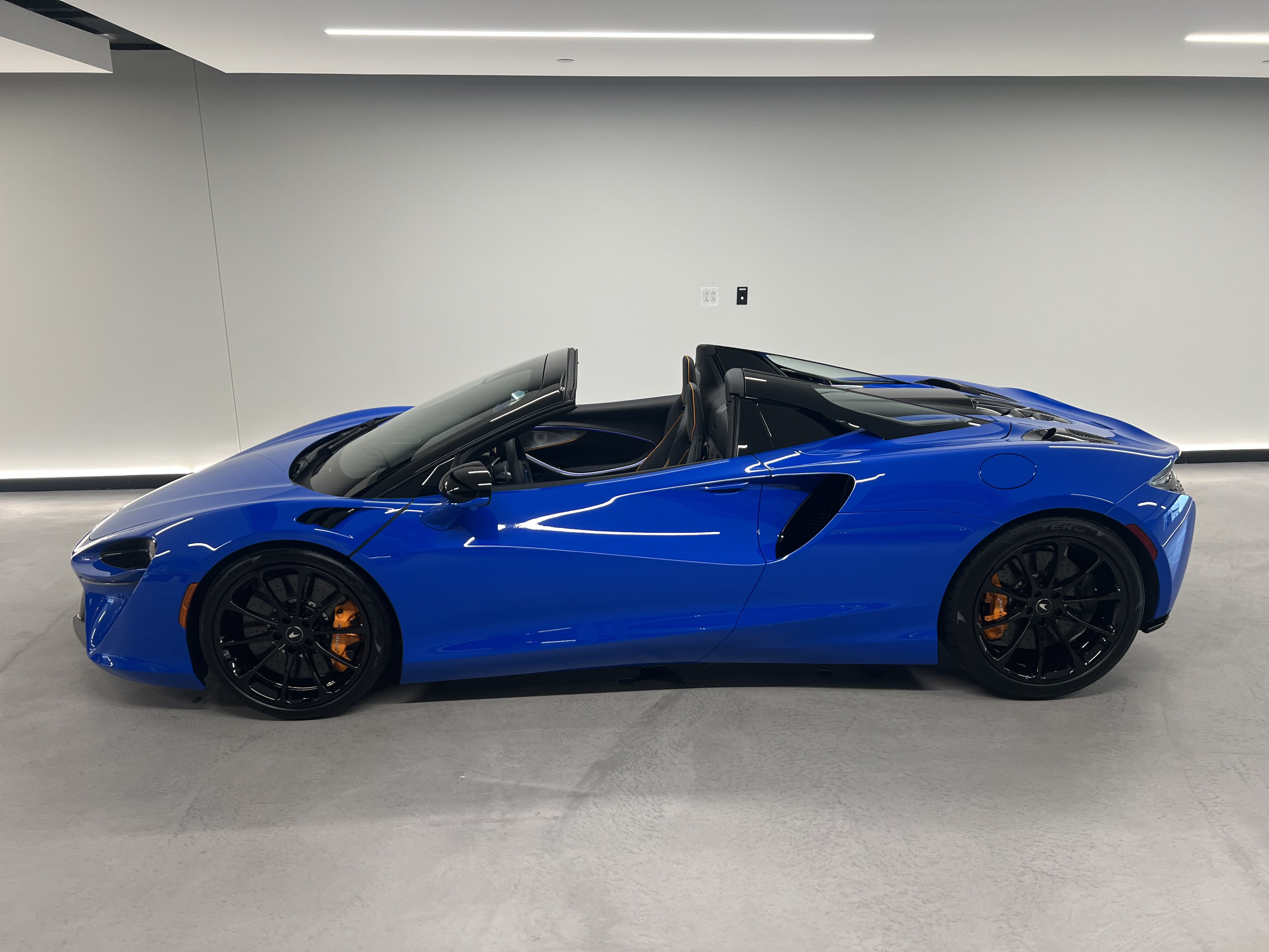 Used 2027 McLaren Artura Spider RWD image 2