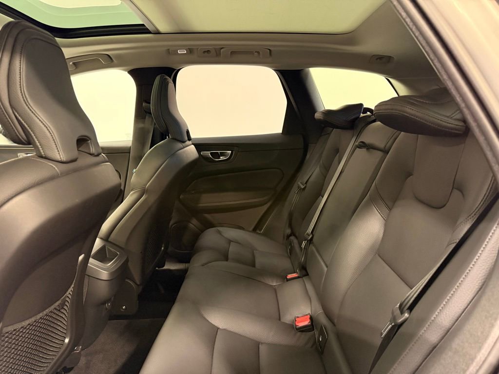 Used 2025 Volvo XC60 B5 Plus image 21