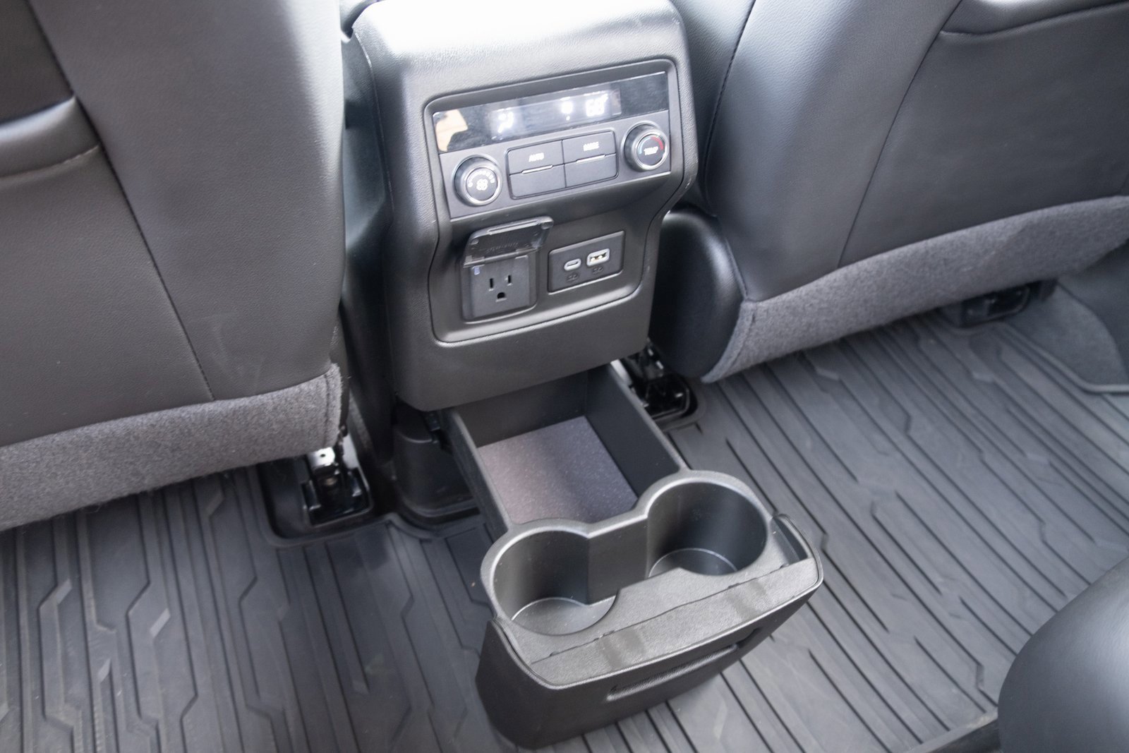 Used 2023 GMC Acadia SLT image 17