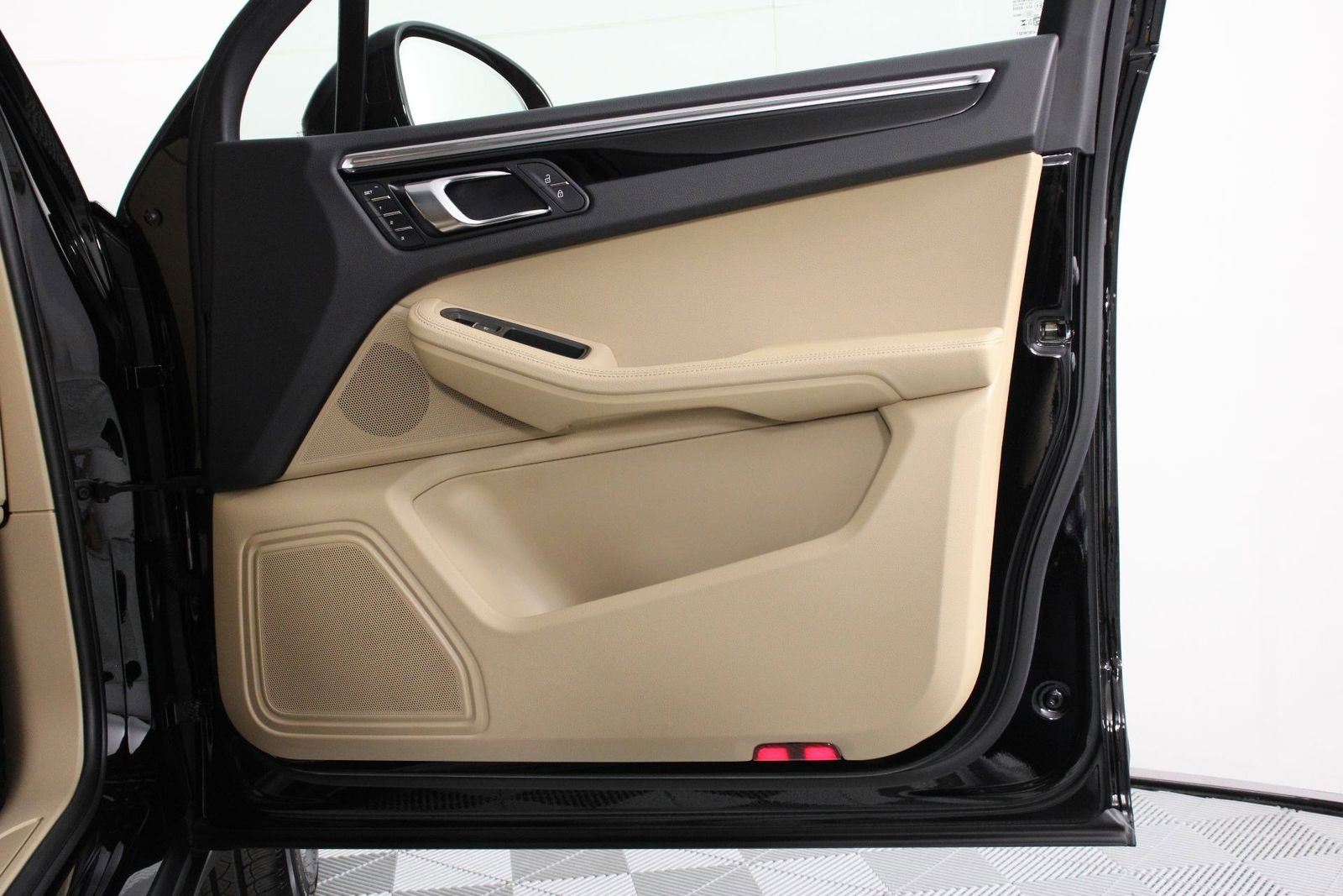 Certified 2025 Porsche Macan image 23